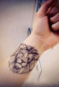 सिंह डोके टॅटू नर मनगट सिंह डोके टॅटू चित्र