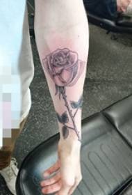 ant riešo nudažytas rožių tatuiruotės paveikslas