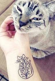 wrist líne cat tatú bláth tattoo patrún úr beag