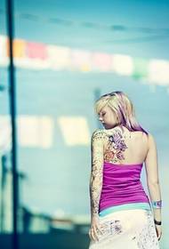 auslännesch sexy glamouröse Schéinheet zréck Tattoo Foto