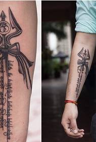 gambar tattoo trident leutik dina pigeulang sisi