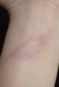 tatuaggio invisibile con piume a strisce bianche sul polso