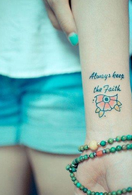lettere da polso piccole ed eleganti da ragazza e motivi floreali a tatuaggio