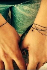schizzo di linea nera sul polso, modello letterario di tatuaggi estetici con bracciale