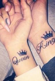 Kūrybinės poros tatuiruotės poros riešo vainikėlis ir angliškos tatuiruotės nuotrauka