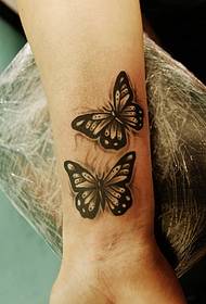 Tatuaggio farfalla sul polso