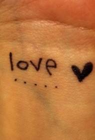 zápästie anglické písmená so vzorom tetovania v tvare srdca