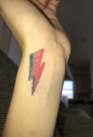 immagine del tatuaggio lampo dipinta a forma di personalità semplice e geometrica
