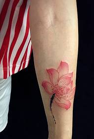 tatù tatù lotus inntinneach air an dùirn