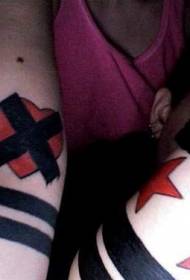 jednoduché černé a červené srdce ve tvaru čáry hvězdy zápěstí tetování vzor