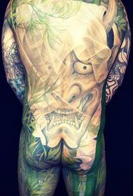 Den klassiske baksiden av en manns rygg er et fullblåst tatoveringsmønster