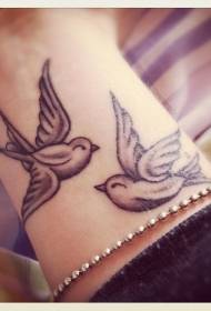 手首の2つの黒灰色の鳥のタトゥーのデザイン