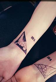 disegno del tatuaggio geometria personalità polso a due mani