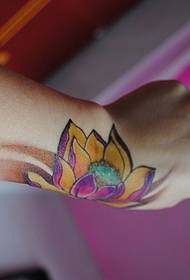 красива лотосова татуировка на китката