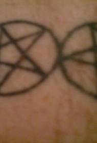Czarny klasyczny wzór tatuażu na ramieniu Pentagramu