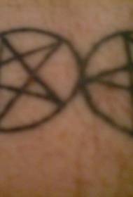 Modely vita amin'ny tatoazy mainty hoditra an'ny Pentagram