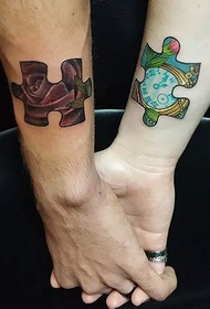 isang magandang tattoo na jigsaw sa pulso ng ilang