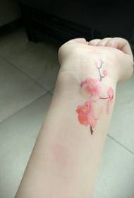 mały tatuaż świeżego kwiatu wiśni na tatuażu na nadgarstku