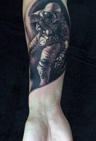 rokas reālistisks melni pelēks astronauta tetovējums