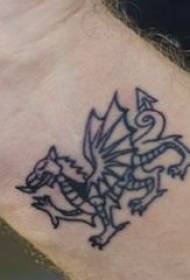 Flying Tattoos Dragon στον καρπό του μια μαύρη εικόνα τατουάζ δράκου
