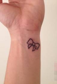 polso delle ragazze sulla linea nera foto semplice del tatuaggio dell'arco