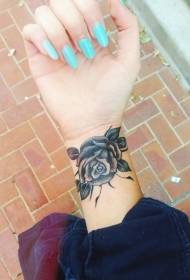 patró de tatuatge de canell de rosa negra bonica