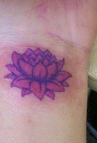 pola tato lotus ungu di pergelangan tangan wanita