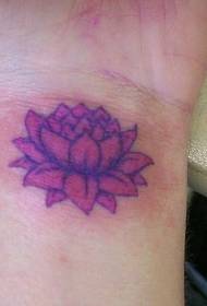 qadın biləyinə bənövşəyi lotus döymə nümunəsi
