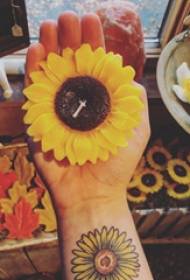 wrist tattoo girl wrist sa kulay ng sunflower tattoo na larawan