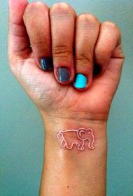 pieni ja kaunis vauva elefantti näkymätön tatuointi