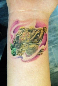 kvinnes håndleddsfarge lite gull tatoveringsbilde