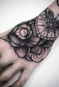 modello tatuaggio rosa nera e gioielli in stile intagliato a mano