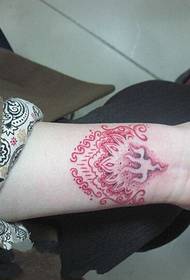 personaliteti femëror tatuazh i plotë me pika dot totem