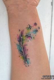 pergelangan tangan warna percikan tinta bulu pola tato menelan