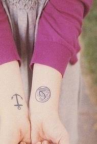 djevojke naoružaju jednostavnu tetovažu sidra totem