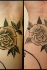 Tatuaggio di piccula donna di tatuaggio in Europa è America stampa di tatuaggi di rosa