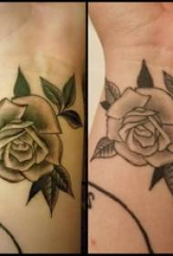 Tatuaggio polso bambina rosa su foto tatuaggio rosa Europa e America