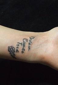 Dívka zápěstí anglická abeceda křídla tetování vzor