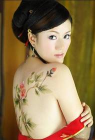 vestido rojo belleza detrás de la imagen del tatuaje rama verde