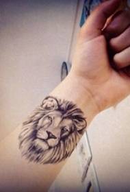 Femei Tatuaj încheietura mâinii fetei Leu negru logo poză