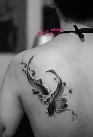 შავი და თეთრი მელანი თევზები უკან tattoo