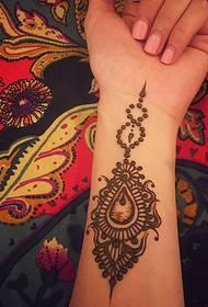 la modă și frumoasă tatuaj de mână Henna încheietura mâinii