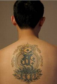 Jungen Zurück zu einem religiösen Tattoo-Musterbild
