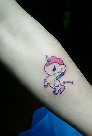 immagine del tatuaggio pony simpatico cartone animato da polso