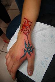 zápästie Krásne tetovanie s plameňom