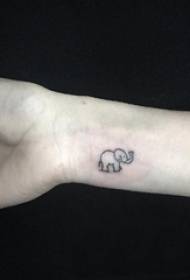 Зглоб девојке за бебе тетоважу животиња на слици тетоваже црног слона