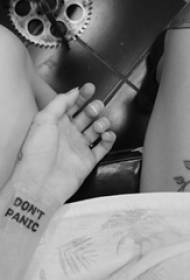 Meedchen Handgelenk op schwaarz Linn Skizz kreativ literaresch Blummen Body Tattoo Bild