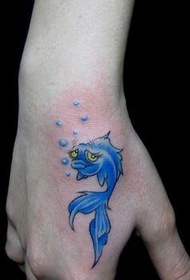 skönhet hand färg tecknade fisk tatueringar