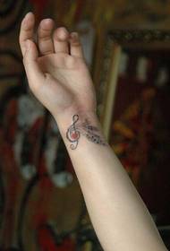 tatuaggio da polso con simbolo musicale estetico