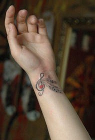 meitenes plaukstas ir izskatīgs piezīmju tetovējuma raksts Daquan